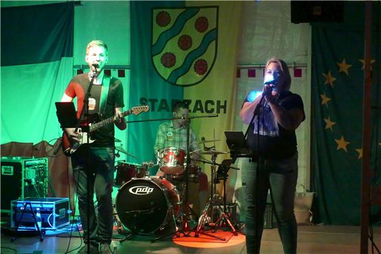 Sang Over eröffneten das Starzach-Fest am Freitagabend mit Cover-Pop und Rock. Bild: Werner Bauknecht