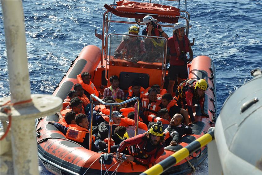 „Sara“, das schnelle Beiboot der „Lifeline“, hat Menschen aus dem Flüchtlingsboot geholt und bringt sie zum Mutterschiff. Bild: Ulonska