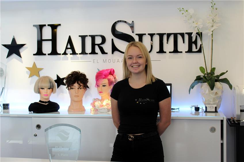 Saskia Schlichter, Topstylistin im Salon „HairSuite“, vor den Perücken, mit denen sie beim Praktischen Leistungswettbewerb siegte. Bild: Loredana Columbo