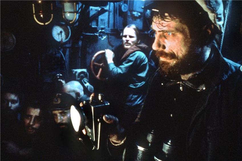 Schauspieler Jürgen Prochnow (r.) mit Herbert Grönemeyer (2.v.r.) in einer Szene des Films „Das Boot“. Foto: dpa