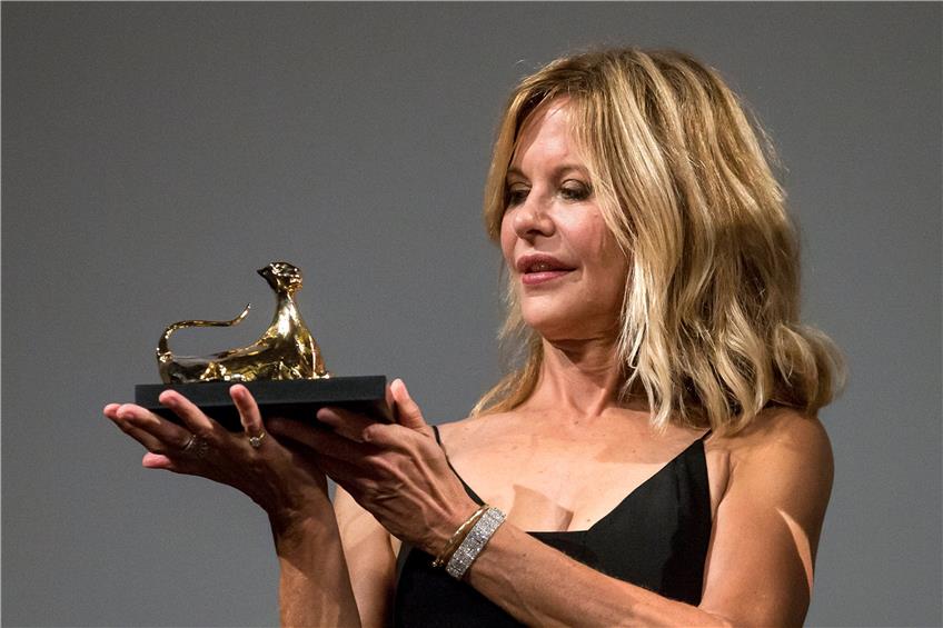 Schauspielerin Meg Ryan mit ihrem Ehrenpreis in Locarno. Foto: Alexandra Wey/Keystone/dpa