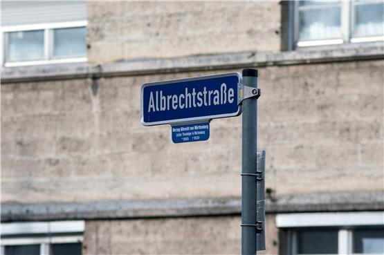 Schild des Anstoßes in der Albrechtstraße, mit Erläuterungen zum Namensgeber. Bild: Ulrich Metz