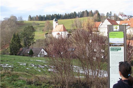 Schilder weisen den Rundweg in Münsingen-Apfelstetten im Kreis Reutlingen. Foto: Joachim Lenk