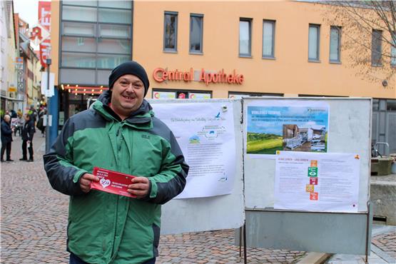 Schlachthofbetreiber Marko Helle warb mit einem Infostand auf dem Metzelplatz für den Fortbestand seines Betriebs. Bild: Alina Kohl