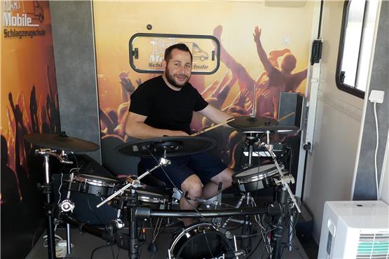 Schlagzeuglehrer Ferdi Mauser im Unterrichtsraum in seinem Kleintransporter. Bild: Werner Bauknecht