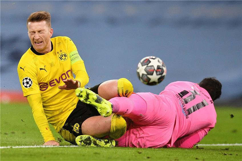 Schmerzhafte Kollision: BVB-Kapitän Marco Reus rasselt mit ManCitys Keeper Ederson zusammen. Foto: dpa
