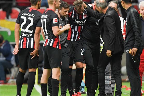Schock für das gesamte Team der Eintracht: Kapitän Marco Russ muss gestützt werden, als er den Platz verlässt. Foto: Arne Dedert