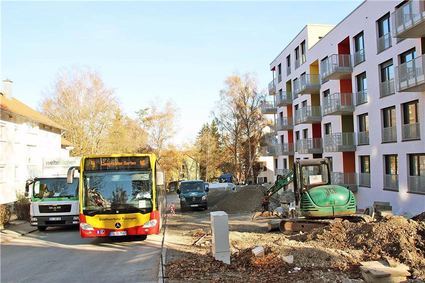 Schöner wohnen im verdichteten Quartier: Links vom Bus stehen noch die alten, rechts schon die neuen Häuser im Wennfelder Garten. Bilder: Rekittke