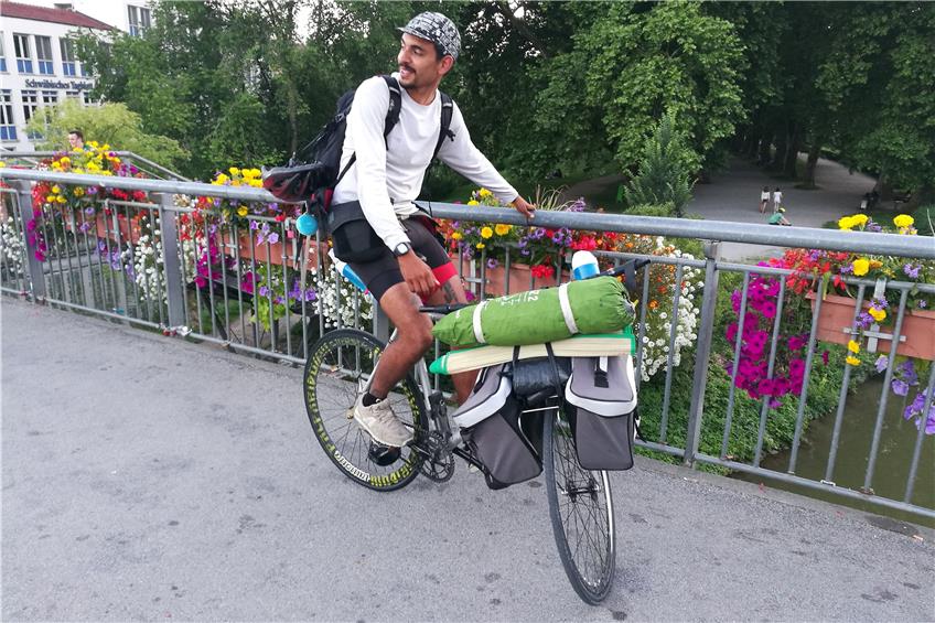 Schon zwei Monate war Jorge Echeverry unterwegs, als er in Tübingen Halt macht. Mit seinem voll bepackten Fahrrad fällt Echeverry auf. Bild: Strigl