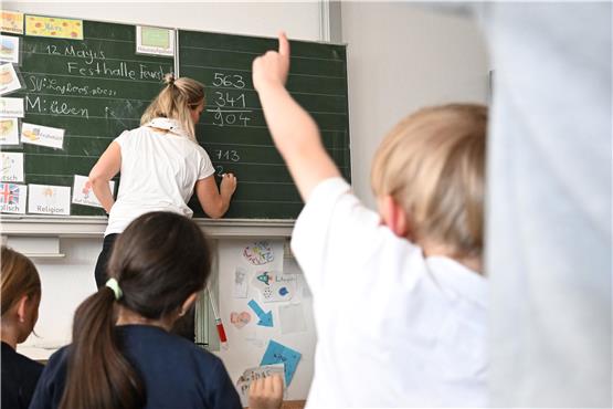 Schüler einer Grundschule arbeiten in einem Klassenzimmer an Mathematikaufgaben. Foto: Bernd Weißbrod/dpa