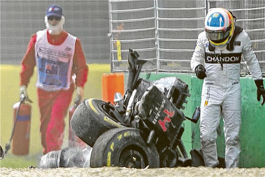 Schutzengel mit an Bord: Trotz eines heftigen Unfalls blieb Fernando Alonso (rechts) wie durch ein Wunder unverletzt. Foto: dpa