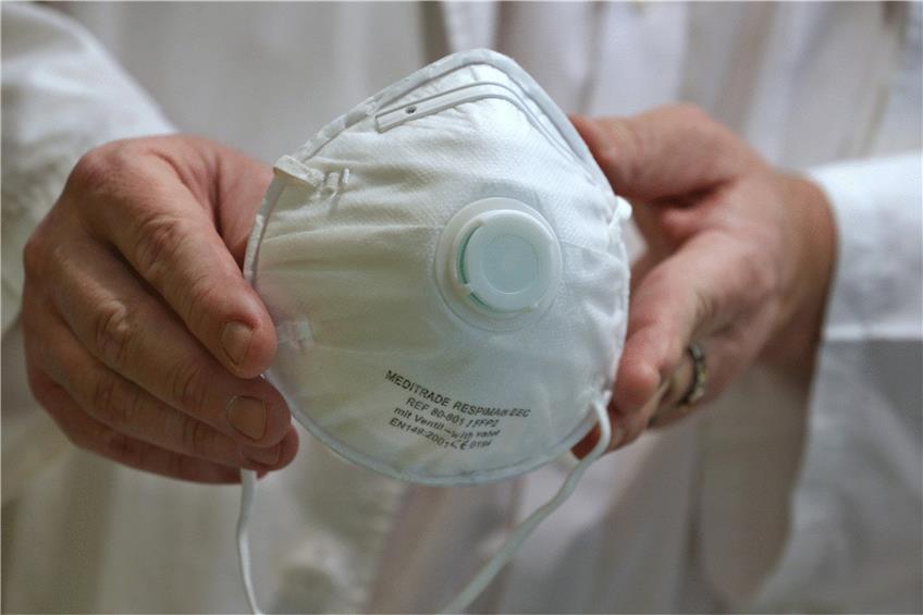 Schutzmasken können wieder sterilisiert werden. Das haben Forscher des NMI nun nachgewiesen. Bild: Karl-Josef Hildenbrand/dpa