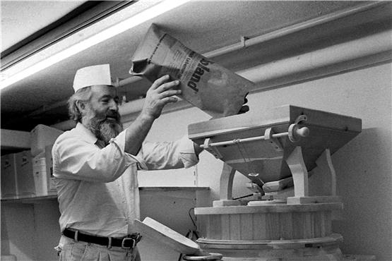 Schwabenstubenwirt Alfred Schweikert - hier auf einem Bild von 1997 - hat sich für sein Dinkelkorn eine eigene Mühle angeschafft.