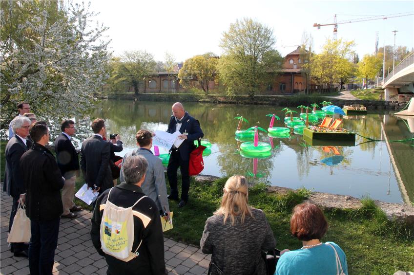 Schwimmende Inseln auf dem Neckar: Das war eine der vielen Landesgartenschau-Ideen, die Rottenburg beim Besuch der Auswahlkommission im April präsentierte. Bild: Eisele