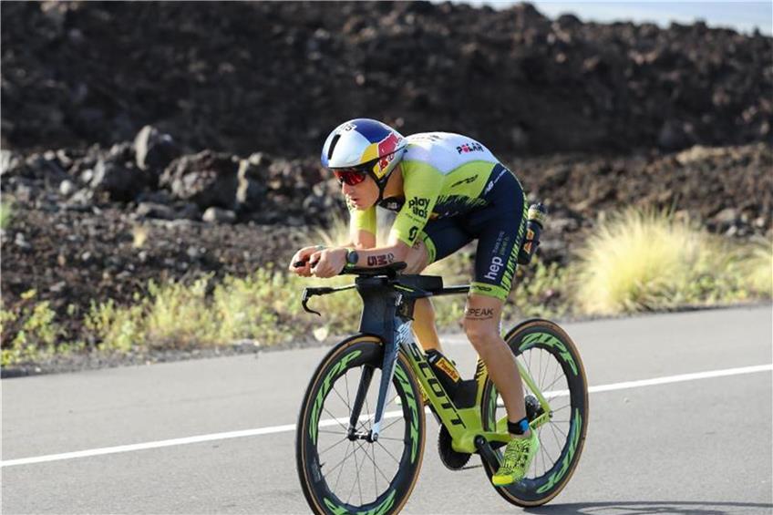 Sebastian Kienle fährt Fahrrad beim Hawaii Ironman Triathlon. Foto: David Pintens/BELGA/dpa/Archivbild