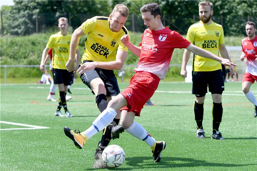 Sebastian Schroth und der TSV Dettingen (in gelb) setzten sich im Fernduell gegen die TSG Tübingen II durch. Archivbild: Uli Rippmann