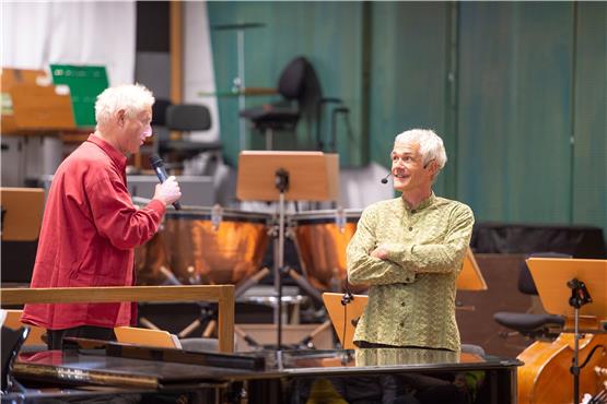 Seit 30 Jahren ein Team: Moderator Marko Simsa (rechts) und Dirigent Erke Duit.Bild: Württembergische Philharmonie