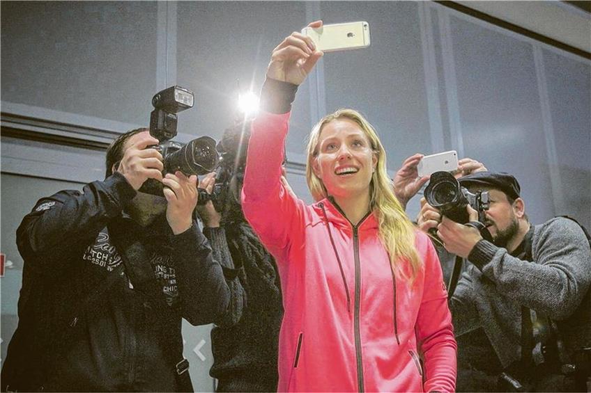 "Selfie" mit Fotografen: Australian-Open-Siegerin Angelique Kerber gestern Früh nach ihrer Ankunft auf dem Frankfurter Flughafen. Foto: dpa