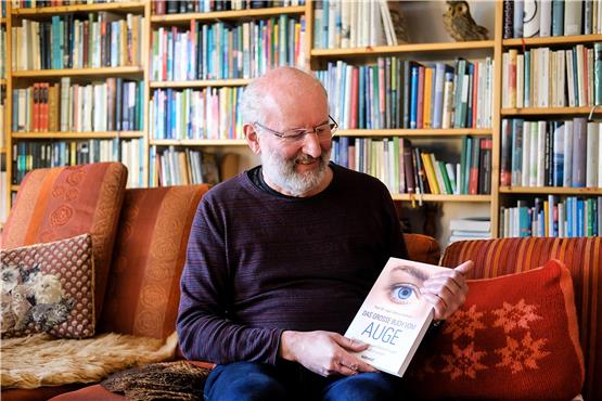 Seltener Anblick: Ein Autor und sein Buch sehen einander an. Es soll Menschen mit Sehschwierigkeiten als Ratgeber dienen.Foto: Uli Rippmann