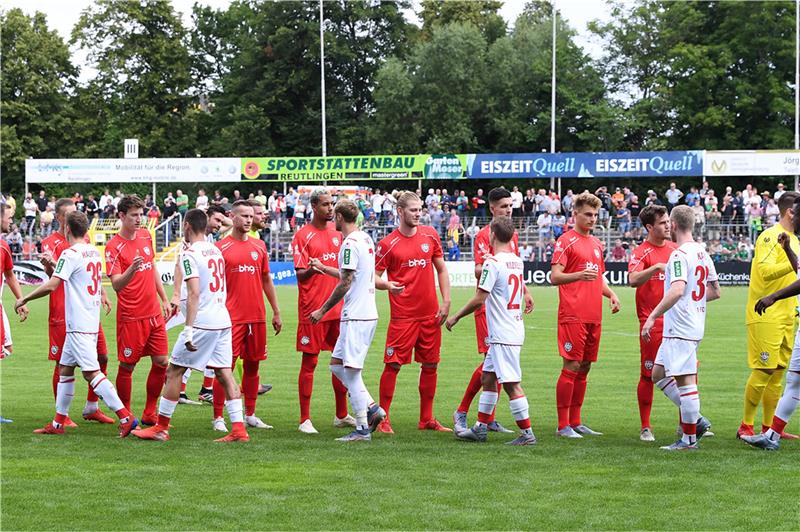 Shake Hands der beiden Teams vor dem Spiel im Reutlinger Kreuzeiche Stadion Foto...