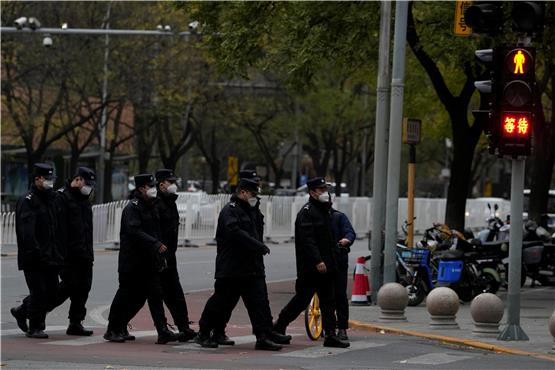 Sicherheitskräfte in Peking: Aus Angst vor einem Wiederaufflammen der Proteste hat die Polizei ihre Präsenz massiv verstärkt.  Foto: Ng Han Guan/AP/dpa