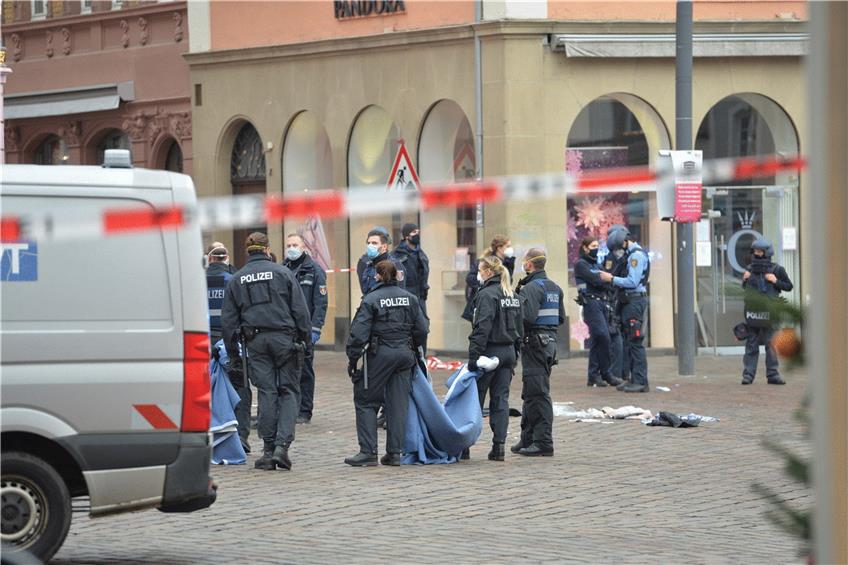 Sicherung: Polizisten im Einsatz an der Fußgängerzone, wo ein Autofahrer Menschen angefahren und getötet oder schwer verletzt hat. Foto: Harald Tittel/dpa