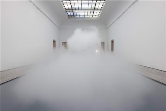 Sichtbehinderungen im Museum: Der große Saal in Fujiko Nakayas Ausstellung im Münchner Haus der Kunst wird in regelmäßigen Abständen vernebelt. Foto: Andrea Rosetti
