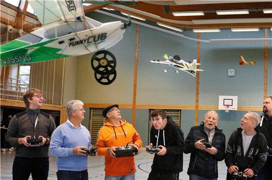 Sie beherrschen ihr Hobby: Die Piloten des Modellflugclubs Kirchentellinsfurt um ihren Vorsitzenden Jörg Stappert(Zweiter von rechts). Bild: Horst Haas