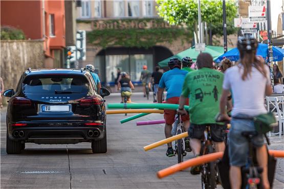 Sie bewegen sich auf den selben Straßen, aber manchmal in unterschiedlichen Welten: Autofahrer und Radfahrer. Archivbild: Ulrich Metz
