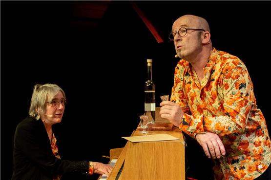 Sie bringen den großen Heinz Erhardt auf die Bühne: Susanne Hinkelbein und Bertold Biesinger. Bilder: Theater Lindenhof