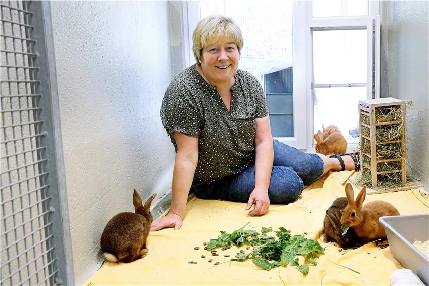 Sie hofft, dass auch diese Kaninchen bald ein endgültiges Zuhause finden: Tierheimleiterin Heidi Renner. Bild: Horst Haas