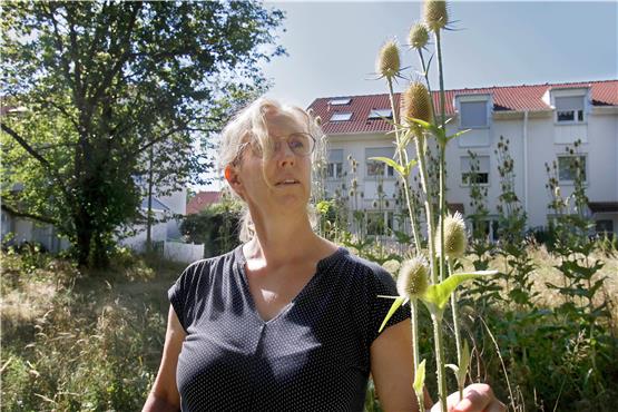 Sie kümmert sich um den Artenschutz: Katrin Reichenecker neben einer großen Distel mitten im Wohngebiet Hohbuch.Bild: Horst Haas
