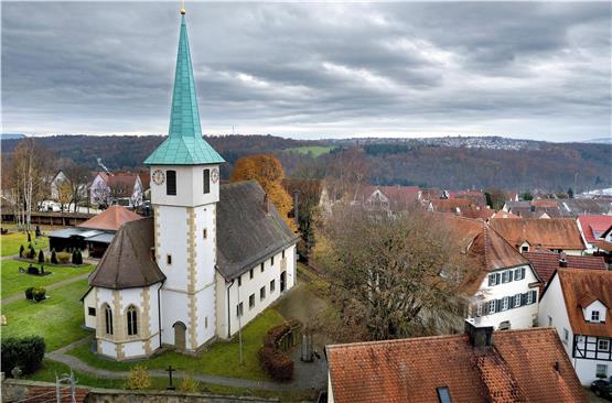 Sie steht mitten im Ort und neben dem Friedhof, deshalb wird die Kirchentellinsfurter Kirche gerne auch für Aussegnungsfeiern genutzt. Bild: Horst Haas