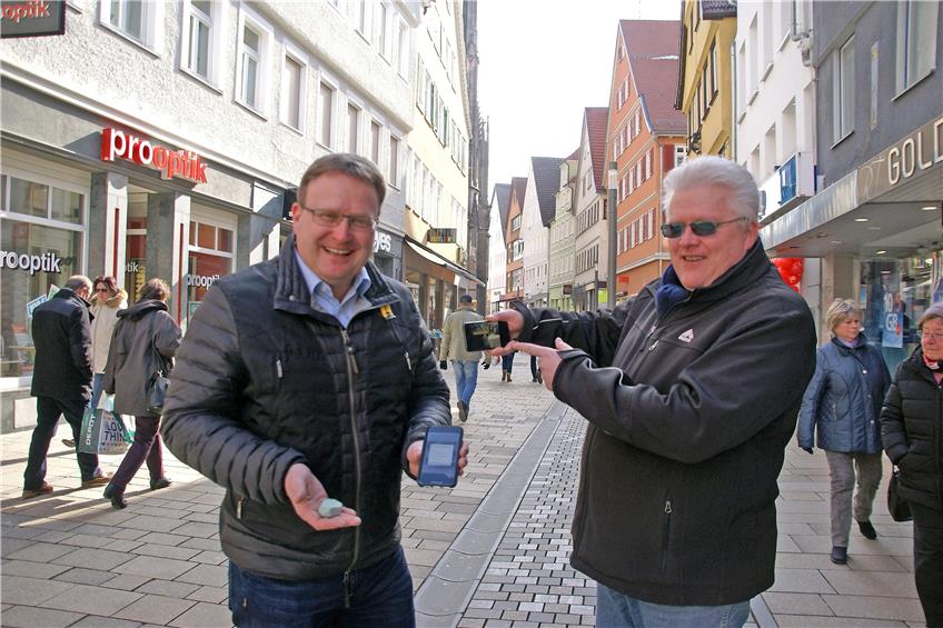 Sie unterstützen den lokalen Einzelhandel auf dem Weg in die digitale Zukunft:Markus Flammer (links) mit einem der Beacons und Snorri P. Sigurdsson.