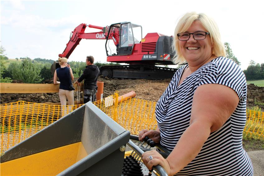 Sie weiß, wie man anderen eine Grube gräbt: Bagger-Park-Chefin Sabrina Fecker-Seibold auf dem weitläufigen Gelände in Bisingen. Bild: Kappeller