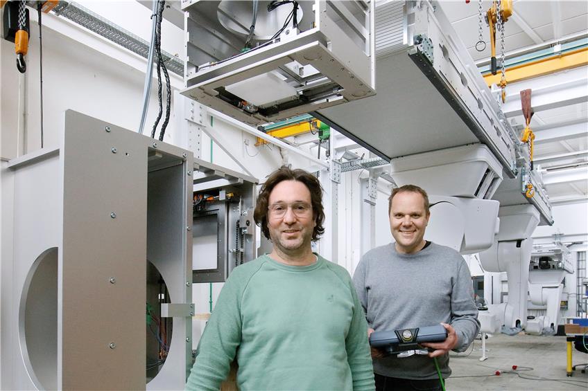 Sie wollen die Pioniere im neuen Reutlinger Industriepark RT-unlimited werden: die Geschäftsführer Matthias Buck (links) und Martin Gerlich von der Pfullinger Firma BEC vor einem Patienten-Positioniersystem. Bild: Horst Haas