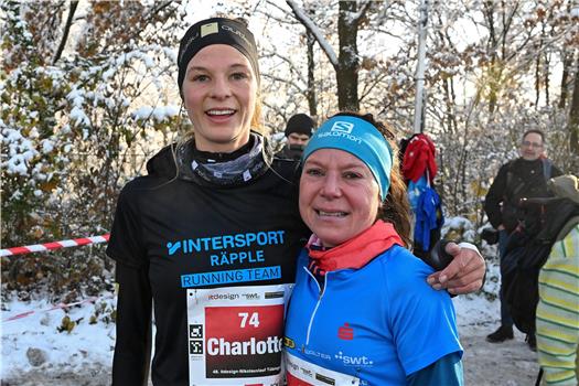 Siegerin Charlotte Heim (Intersport Räpple Running Team), rechts die Zweitplatzierte Anais Sabrie (LAV Stadtwerke Tübingen). Bild: Axel Grundler