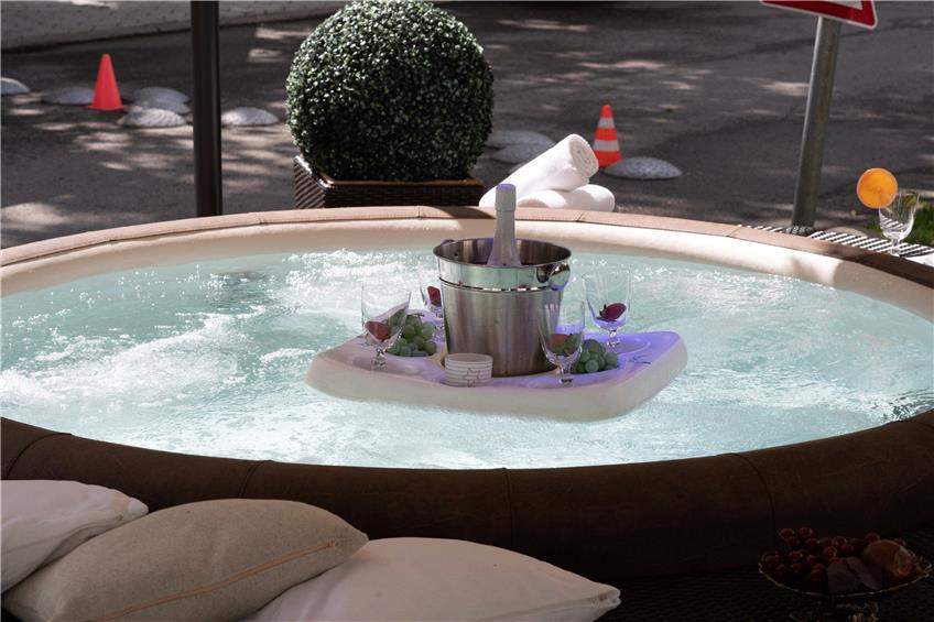 Sieht einladend aus: ein Whirlpool mit schwimmendem Sektkühler. Mehr Bilder von der „Garten & Gaumen“ bei tagblatt.de/g4564.html