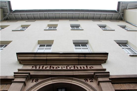 Sieht von außen schon recht schmuck aus: die renovierte Fassade der Alten Silcherschule an der Tübinger Kelternstraße.Bild: Rekittke