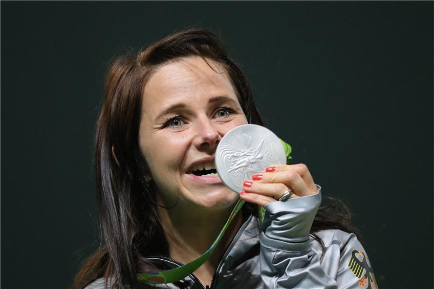 Silber gewonnen und nicht Gold verloren: Die zweifache Mutter Monika Karsch freut sich über ihre Medaille. . Foto: afp