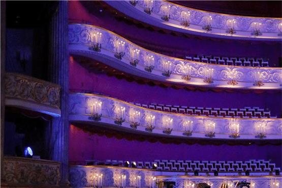 Silbern blau und violett ausgeleuchtet, aber ohne Publikum: Der 84-jährige Zubin Mehta dirigiert das Bayerische Staatsorchester im Münchner Nationaltheater. Foto: Wilfried Hösl