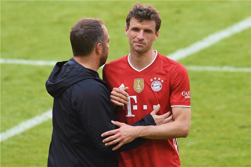Sind unzufrieden: Bayern Münchens Trainer Hansi Flick (l) und Thomas Müller. Foto: Andreas Gebert