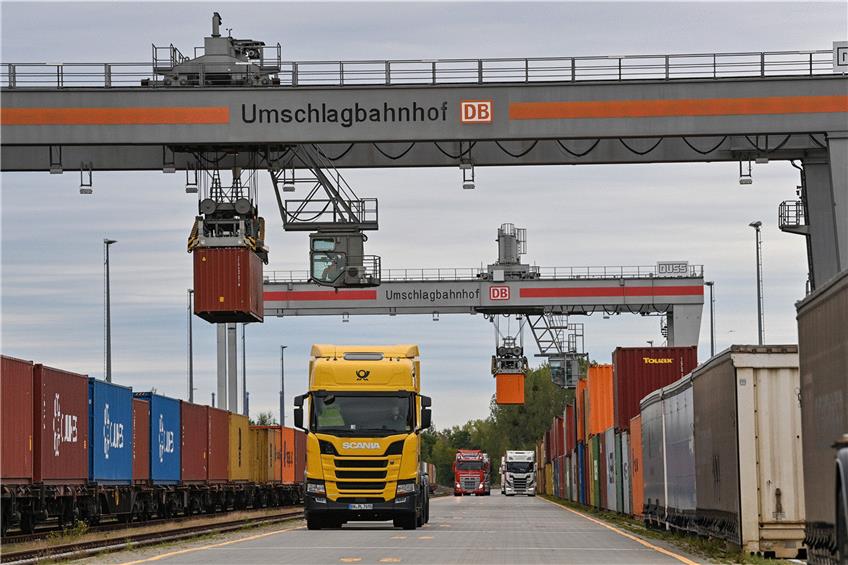 Sinnbild für Wachstum: Je mehr Container verladen werden, desto mehr brummt die Wirtschaft. Foto: Patrick Pleul/dpa