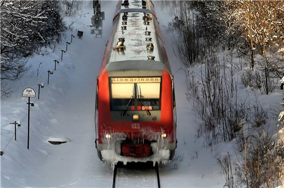 Sitzen hier künftig Ofterdinger drin? Winterlicher Zug kurz vor dem Mössinger Bahnhof. Bild: Grohe