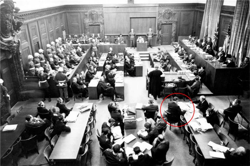 Sitzung des Nürnberger Militärtribunals während des Verhörs von Hermann Göring am 18. März 1946. Auf einem Presseplatz (mit Kreis markiert) Will Hanns Hebsacker, Redakteur und Mitherausgeber des SCHWÄBISCHEN TAGBLATTS. Archivbild