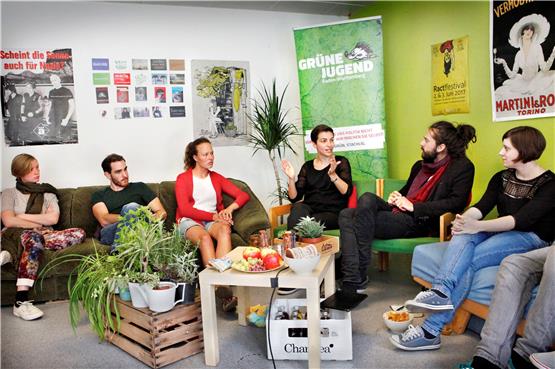 Ska Keller (dritte von rechts) am Freitag beim „WG-Talk“ der Grünen Jugend mit Studierenden. Bild: Faden