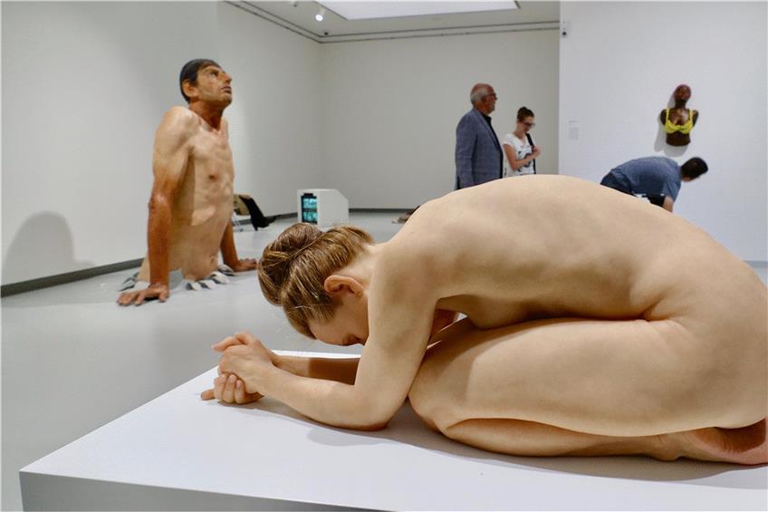 Skulpturen, ganz nahe an der Wirklichkeit dran: Zharko Basheskis „Ordinary Man“  und die Silikon-Dame „Kneeling Woman“ von Sam Jinks in der Kunsthalle Tübingen. Foto: Gerda Meier-Grolman