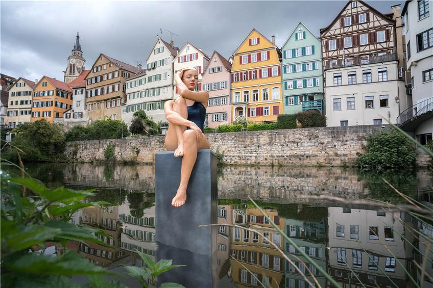 So ähnlich hatten sich das Befürworter des nördlichen Neckarinsel-Standortes vorgestellt: die Feuerman-Badende im heilig-nüchternen Fluss, als Fotomodell für Neckarfront-Knipser. Montage: Ulrich Metz