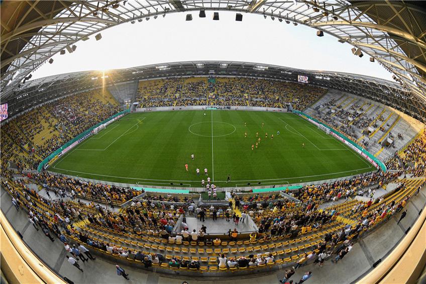 So ähnlich wie beim Pokalspiel am Montag von Dynamo Dresden, als rund 10 000 Zuschauer die Partie verfolgten, könnte es am kommenden Wochenende bundesweit aussehen. Foto: Robert Michael/dpa-Zentralbild/dpa