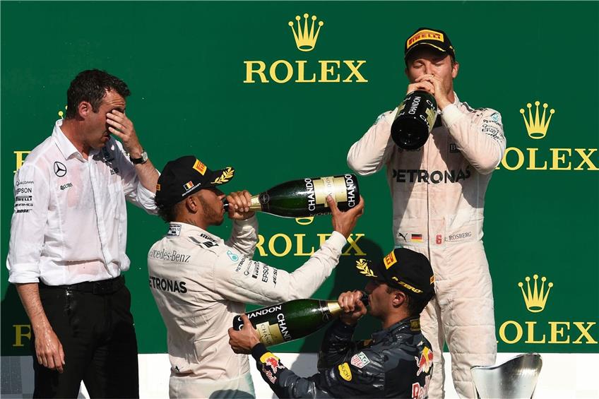 So ein Rennen macht durstig: Lewis Hamilton, Daniel Ricciardo und Nico Rosberg (v. l.) gönnen sich einen Schluck. Foto: Mark Thompson